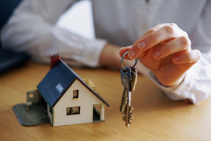 Persona valorando la venta de su vivienda